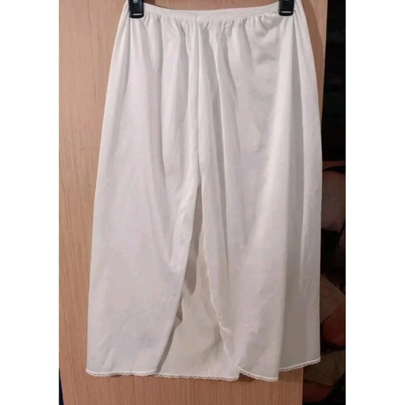 VASSARETTE SIZE LARGE WHITE‎ HALF SLIP ANKLE LENGTH 18" SLIT/ 30" Total Length - Picture 3 of 4